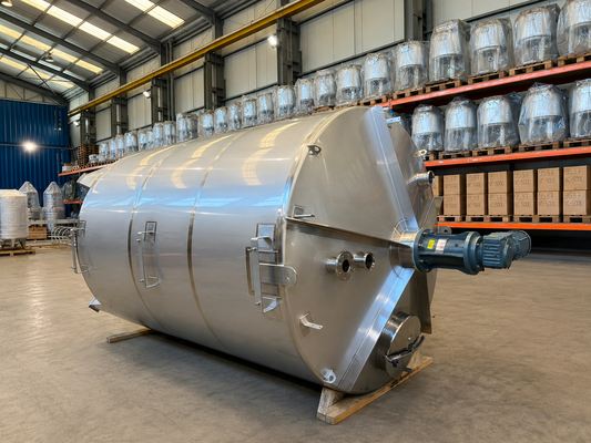 1 x cuve de mélange neuve verticale de 15.300L en acier inoxydable AISI304L.