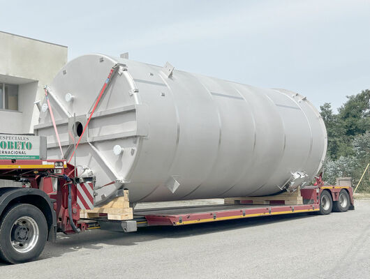 2 x neue vertikale Lagertanks aus Edelstahl mit 50.000 l aus AISI316L.