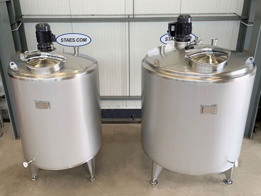 2 x Nieuwe Roestvrijstalen AISI 316L verticale opslagtanks van 2.000L en 3.300L.