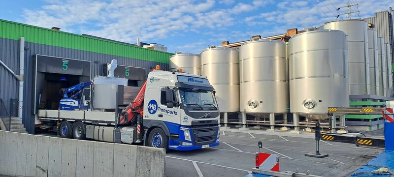 2 x cuves neuves de mélange verticales ave une capacité de 3.300L en acier inoxydable AISI316L.