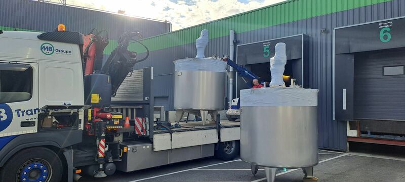 2 x cuves neuves de mélange verticales ave une capacité de 3.300L en acier inoxydable AISI316L.