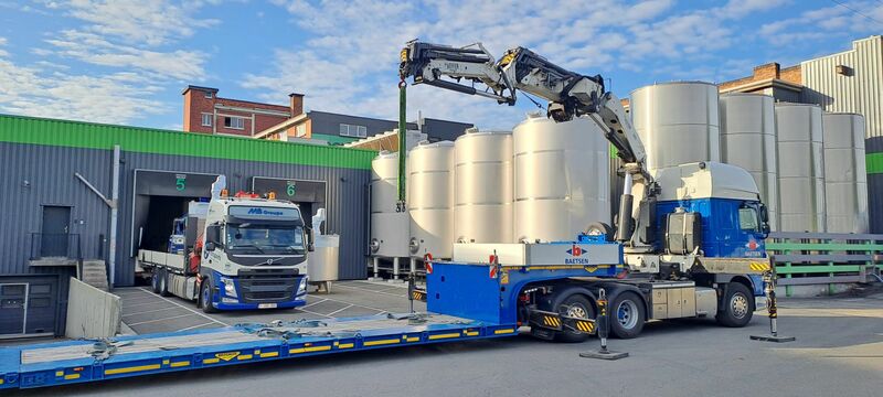 2 x cuves neuves de mélange verticales ave une capacité de 3.300L en acier inoxydable AISI316L.