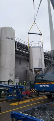 2 x cuves neuves verticales 30.400L en acier inoxydable AISI316L.