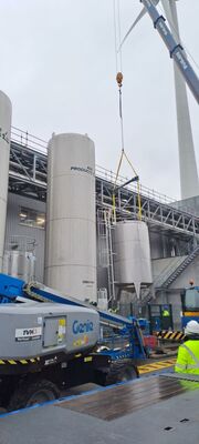 2 x cuves neuves verticales 30.400L en acier inoxydable AISI316L.