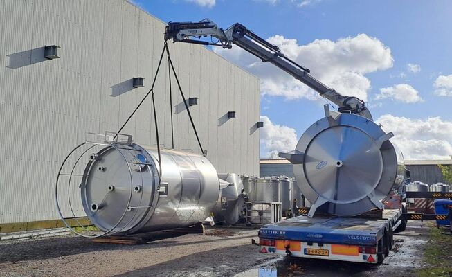 2 x cuves neuves verticales 30.400L en acier inoxydable AISI316L.