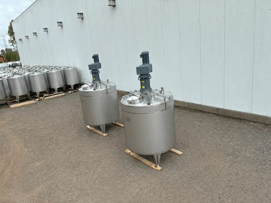 2 x Nieuwe roestvrijstalen verticale mengtanks van 3.300L in AISI316L