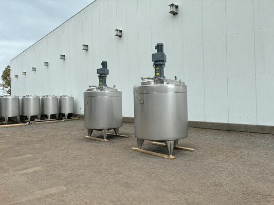 2 x Nieuwe roestvrijstalen verticale mengtanks van 3.300L in AISI316L
